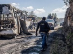 Zablokowane drogi, spalone samochody. Ambasada RP ostrzega Polaków