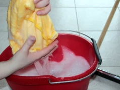 Dodaję to do wody i myję podłogę. Kafelki i fugi znów wyglądają jak nowe