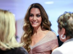 Wyszła u boku męża i patrzyli tylko na nią. Księżna brylowała