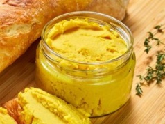 Na śniadanie robię proste smarowidło. Pod szynkę lepsze niż masło