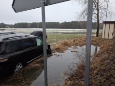 Wypadek w powiecie świeckim. Auto uderzyło w drzewo