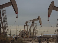 Goldman Sachs podnosi prognozy cen ropy na 2026 r. Brent i WTI wciąż jednak poniżej obecnych poziomów