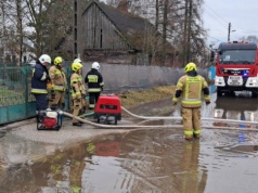 Silne roztopy zalały drogę w Kłudzicach