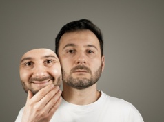 Choroba w masce. Uśmiech ukrywający smutek