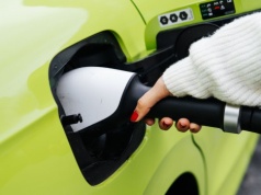 Polska motoryzacja przed trudnym wyborem. Rozwój elektryków grozi rzezią etatów