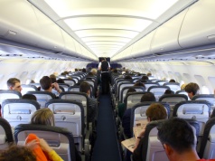 123 pasażerów Lufthansy spędziło noc na pokładzie samolotu, bo zamknięto lotnisko i nie miał ich kto przewieźć do terminala