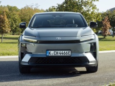 Nowa Toyota C-HR+: CENA od 155 900 złotych dla baterii 57,7 (~54) kWh, od 174 900 złotych dla 77 (~74) kWh