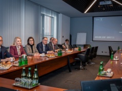 Europosłowie strzelali z polskiej broni. To efekt wizyty w fabryce