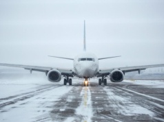 Niemcy: Koszmar na lotnisku. Setki pasażerów, w tym lecących do Polski, spędziło mroźną noc w samolotach