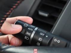 Nie używaj świateł automatycznych w pogodę taką jak teraz. Za to jest mandat