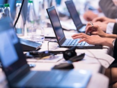 Przetarg na notebooki z budżetem blisko 100 mln zł