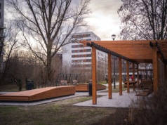 Prywatny plac zabaw na publicznym skwerze. Żoliborzanie protestują przeciw ogrodzeniu zieleni