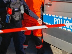 Olszyna: dziewczynka wypadła z czwartego piętra. Ojciec usłyszał zarzuty