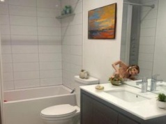 Powykręcana sylwetka wychodzącą z lustra. Kuriozalny efekt wykorzystania AI przez agenta nieruchomości