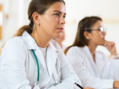 Ministerstwo chce przywrócić ustny egzamin specjalizacyjny dla lekarzy. Ci stawiają warunek