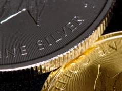 Metale wracają po cichu. Złoto powyżej 5 000 USD. Srebro też odrabia straty