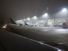 Autobusy nie dojechały. Pasażerowie zostali w samolocie na noc