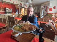 Strzelczyk zamówił schabowego w hejtowanej restauracji, która  przeszła "kuchenne rewolucje". Polały się łzy