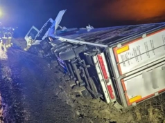 Samochód ciężarowy w rowie, kierowca poszkodowany