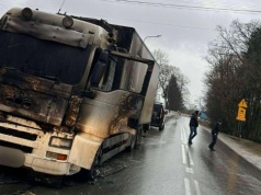 Groźny pożar na drodze wojewódzkiej. Ciężarówka z żywnością stanęła w płomieniach