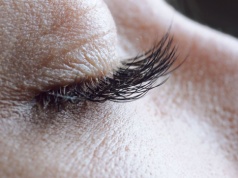 Nałóż to na rzęsy. Będą gęste i długie jak firanki
