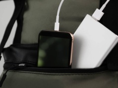 Bierzesz powerbank do samolotu? Pracownicy lotniska ostrzegają pasażerów