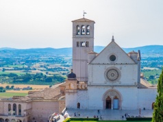 Szczątki Franciszka z Asyżu na widoku. Na miejscu tłumy