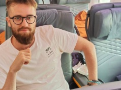 Mateusz pracuje na lotnisku. 