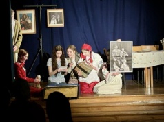 Powojenne realia i przesiedlenia z Kresów. Świdnicka młodzież przypomniała je w premierowym spektaklu