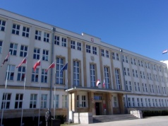 Minimum 285 koni mechanicznych dla urzędowego samochodu. Dla sejmiku nie jest to ważny temat