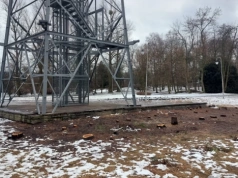 Pusto wokół wieży spadochronowej. Zakład Zieleni Miejskiej wyciął wysokie tuje