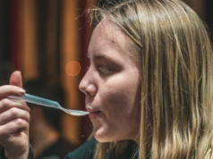 Mniej mięsa, smażonego i cukru. Ministerstwo Zdrowia wprowadza zmiany w szkolnych obiadach