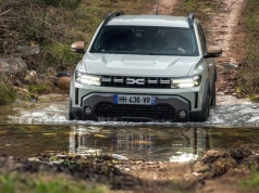 Ma zasilanie LPG, automat i napęd na obie osie. Tak jeździ Dacia Duster hybrid-G 150 4x4 | TEST