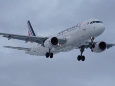 Tragedia na pokładzie samolotu lecącego do Paryża. Nie żyje niemowlę