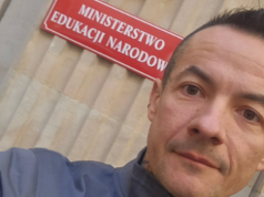 Józefaciuk sprawdza prace domowe w MEN. Resort odsyła go na... Facebooka