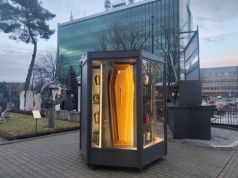 Trumnomat w Krakowie. W przeszklonej gablocie obracają się trumny i urny