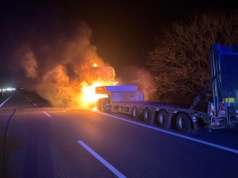 Uwaga! Pożar ciągnika siodłowego na S5. Działania służb wciąż trwają