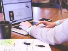 Kilka kliknięć i semestr zaliczony. „Collegium Humanum to pikuś”