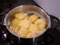 Ziemniaki gotują się długo? To może być wina soli