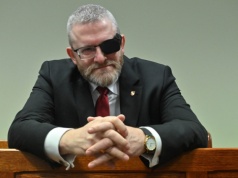Dlaczego Grzegorz Braun zgasił świece chanukowe? „Broniłem majestatu Rzeczypospolitej”