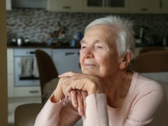 To nie "zdziadzienie" ani obojętność. Psychologia ujawnia, co naprawdę dzieje się w głowie seniora
