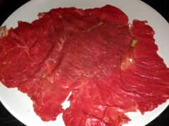 Skażone mięso z Brazylii trafiło do sprzedaży w UE. Polskie władze reagują