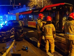 Z ostatniej chwili: Zderzenie autobusu MZK z autem. Samochód uderzył w sygnalizator – foto