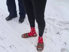 Włamał się do domu, zjadł kiełbasę, włożył cudze skarpety i poszedł spać