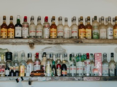 Reklamy napojów bezalkoholowych mogą zwiększać chęć picia alkoholu u młodzieży