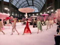 Muchomory i rajskie ptaki. Pokaz haute couture marki Chanel to powrót do natury