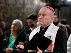 Polski biskup od lat pracuje przy wojennym froncie. 