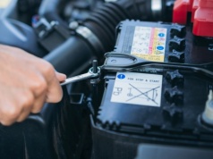 20 lat temu każdy wymieniał akumulator sam. Dziś to loteria