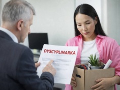 Pracodawcy popełniają przy dyscyplinarce jeden błąd, który kosztuje ich przywrócenie pracownika do pracy