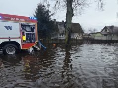 Zalane pola i budynki. Trwa walka z roztopami na Pomorzu